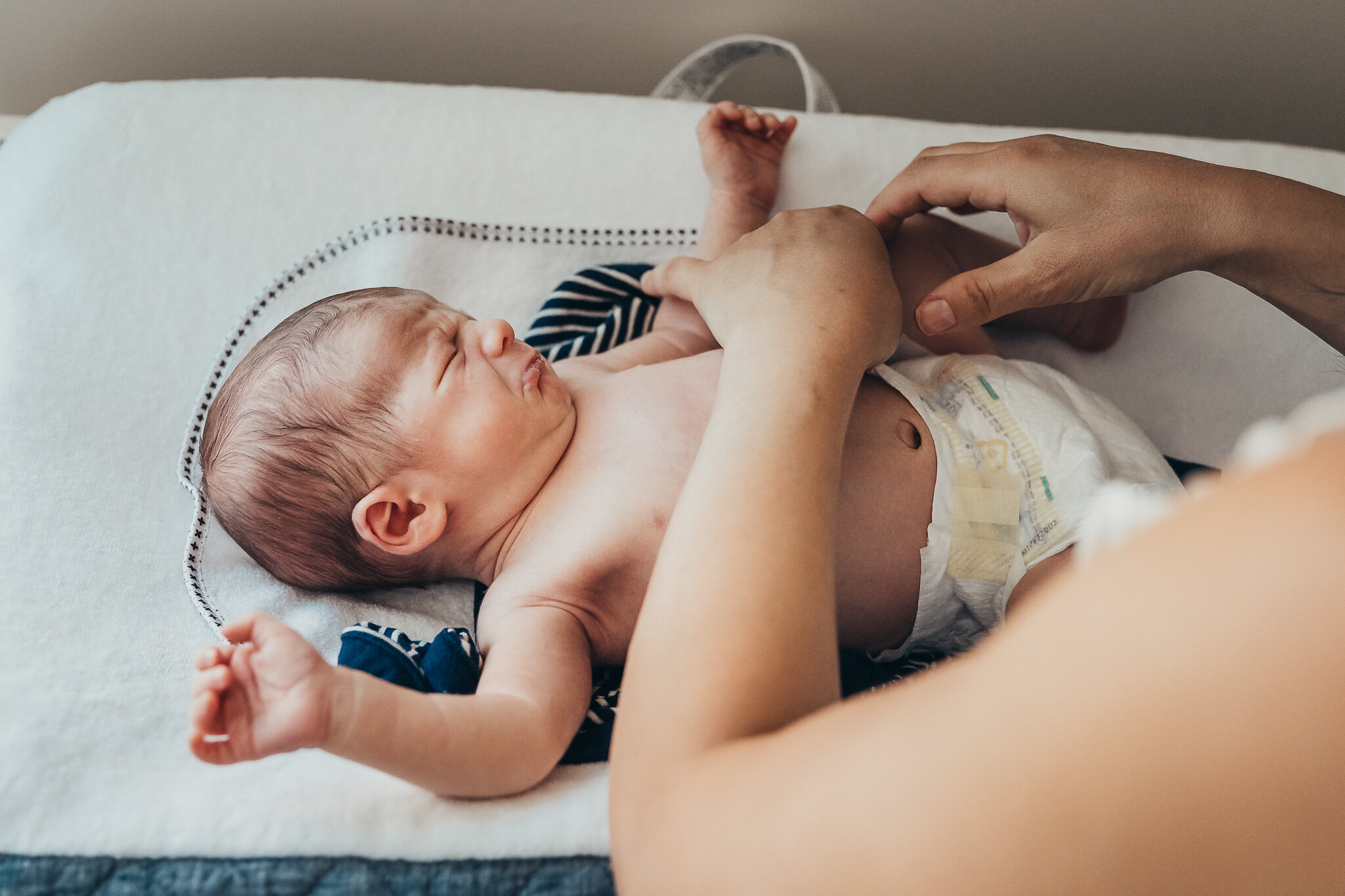 Lifestyle newborn photographer in San Diego